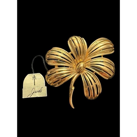 Trifari Jewelry - Vintage Crown Trifari Brooch Gold Leaf Pearl NEW WITH TAG NOS